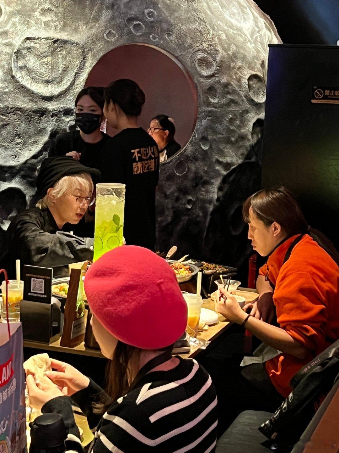 从精致的年夜饭到热闹的街头小吃，新年里米饭仙人的中国美食之旅超满足，每一口都是对
