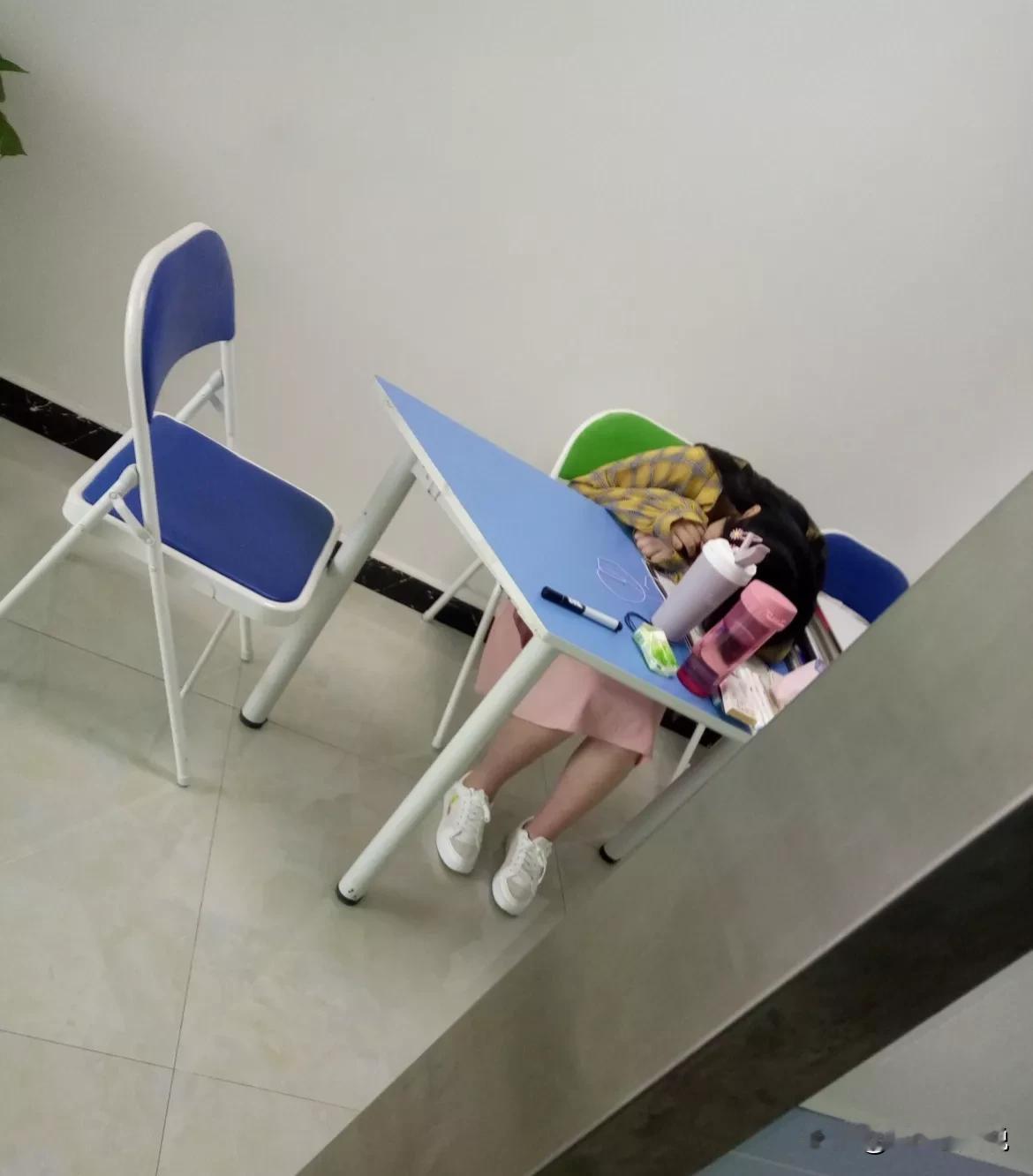 前两天跟面了一个北京某985的应届生，当问到期望工资时，小姑娘表示不低于15k，