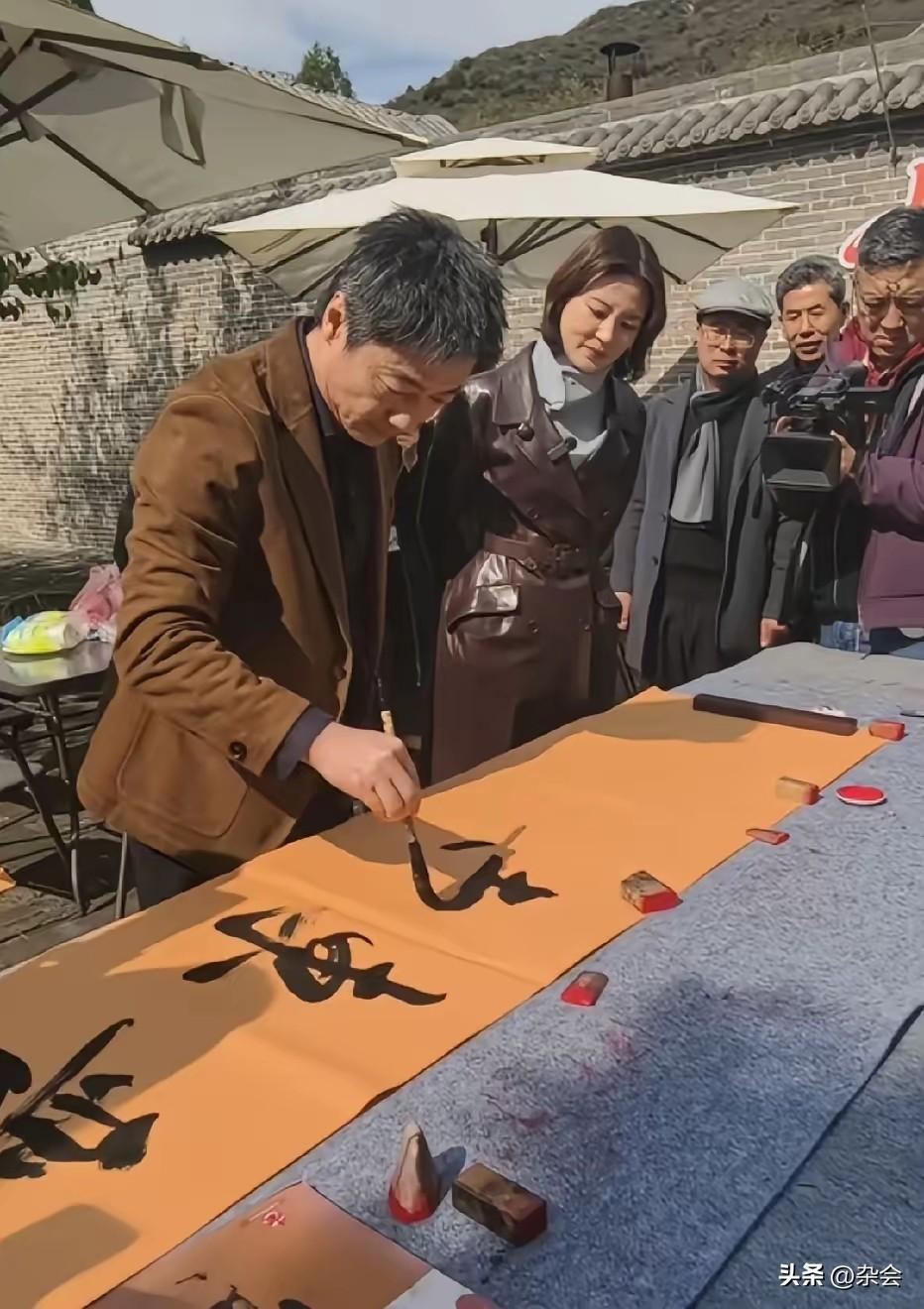 52岁祖峰随刘芳菲山西采风，现场挥毫写下“晋东南之美”，赢得阵阵掌声！
一头花白