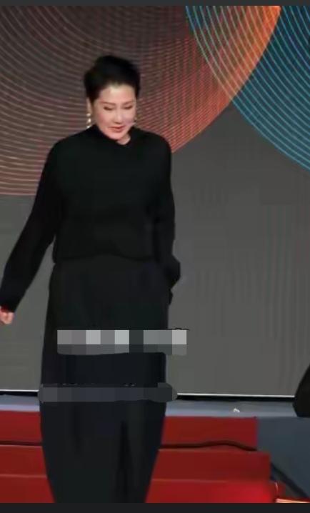 张凯丽这次出镜太漂亮了，六十多岁的人了还真么风韵犹存的，简直不要太美了。

说实
