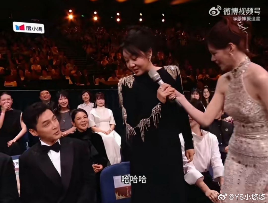 闫妮依旧微醺了闫妮说获奖了就拥抱胡歌杨紫 今晚金鹰奖后台的这段对话太有共鸣，闫妮