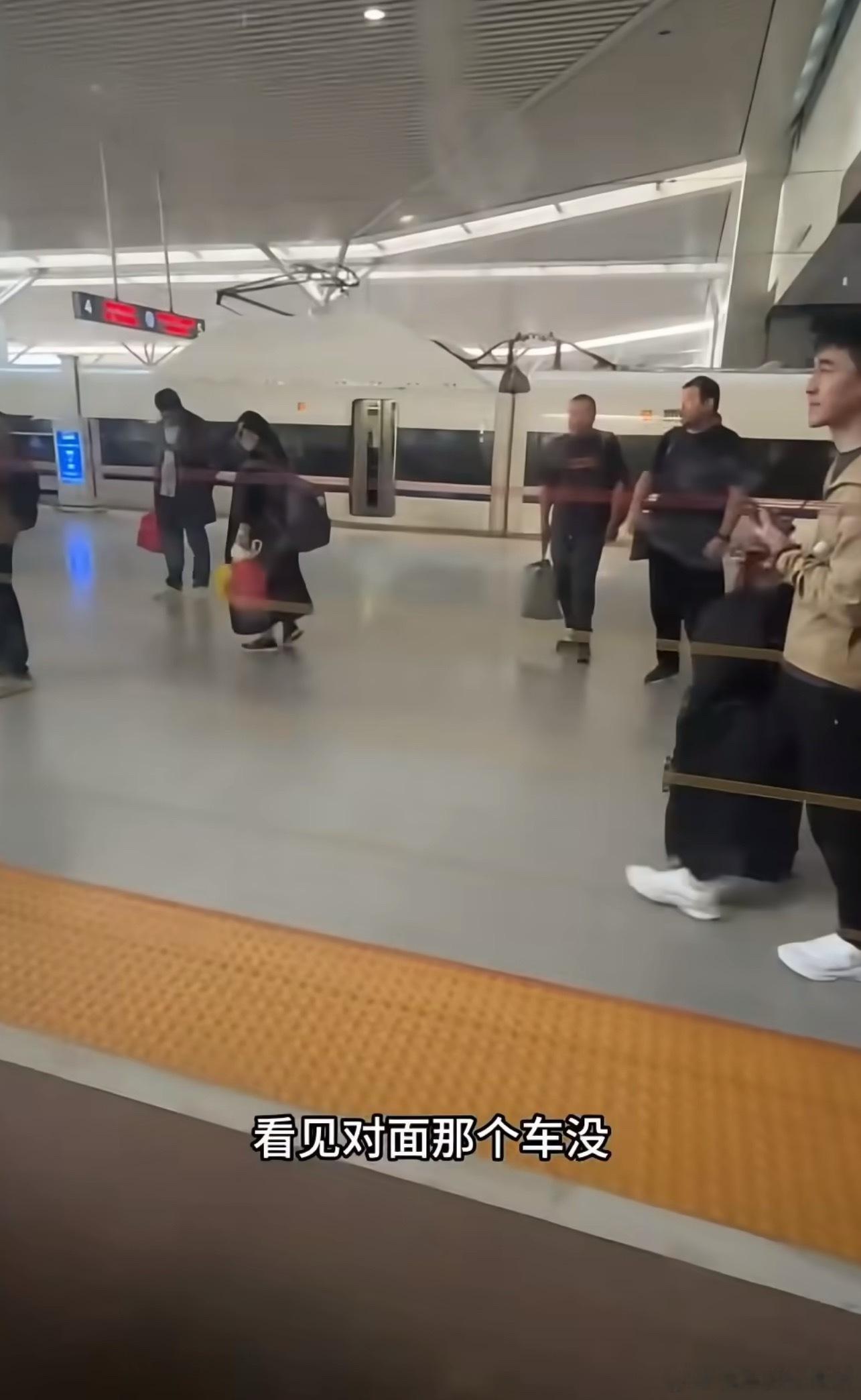 高铁1分钟换乘有人说这是极限操作，玩的就是心跳；也有人吐槽太冒险，万一晚点或走错