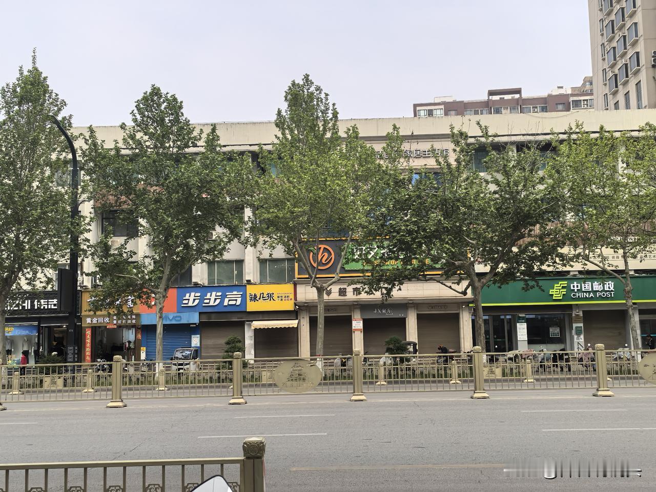 这里曾是咸阳市邮政局的一个办公地点，多年前，这里很热闹。从这里往外汇钱，寄东西。