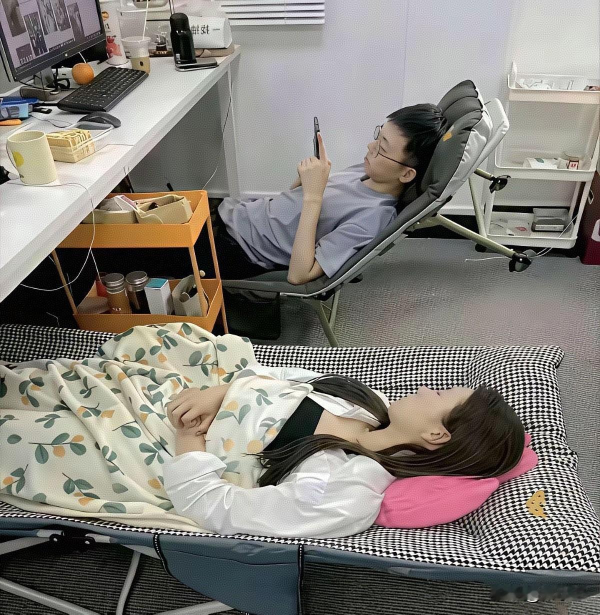 有人说在单位这样午休有点不雅和尴尬，网友说：有得午休都很幸福了，还尴尬，没得午休