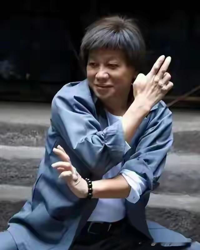 梁小龙因为说“我是中国人，大陆就是我的祖国”，而被弯弯当局封杀二十年，却让他的“