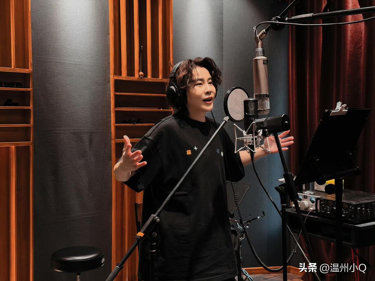 王濛要参加浪姐，虽然唱跳对她而言全是问题，但一生要强的她就一个字“干”，抓紧练歌