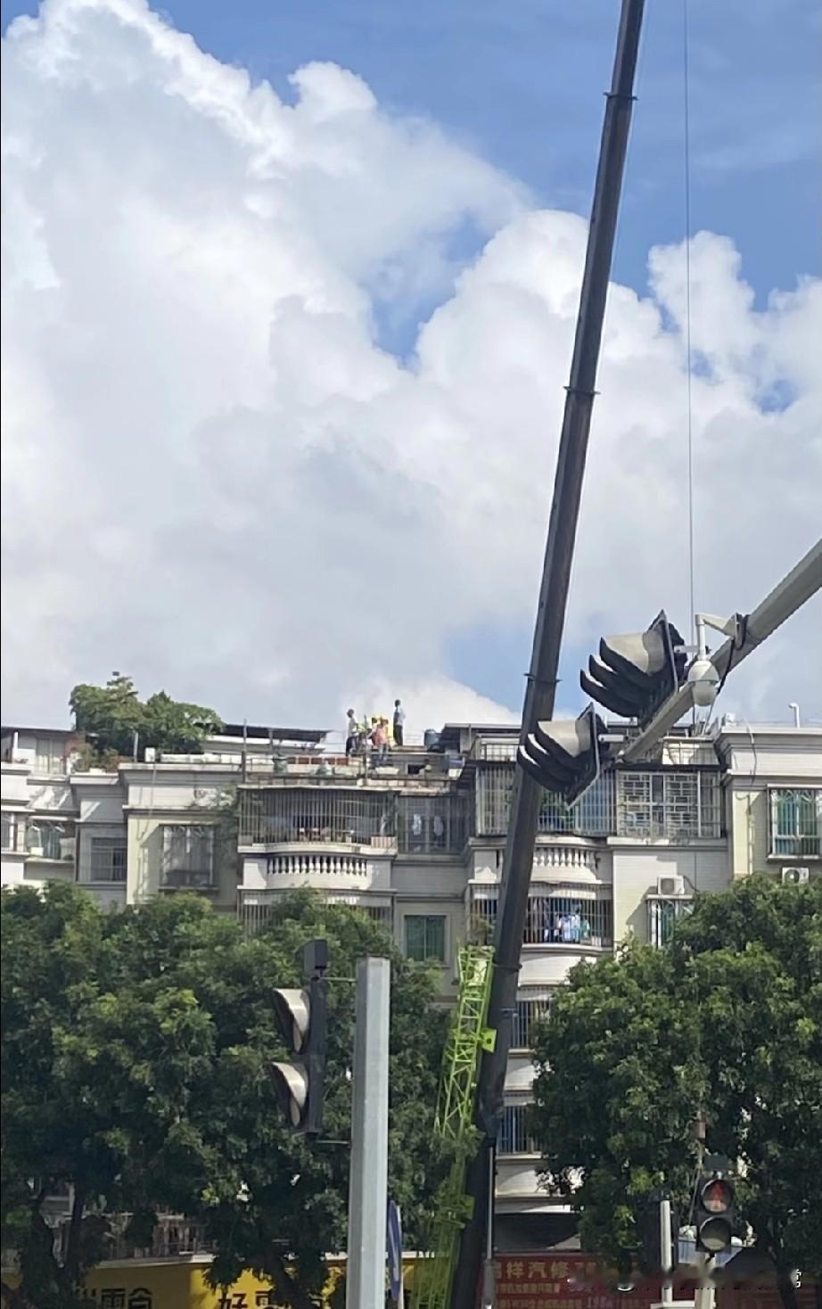 粤J站在世界之巅！！！！
这里不是台风过后！！！
是人民与疾病做斗争最高光的时刻