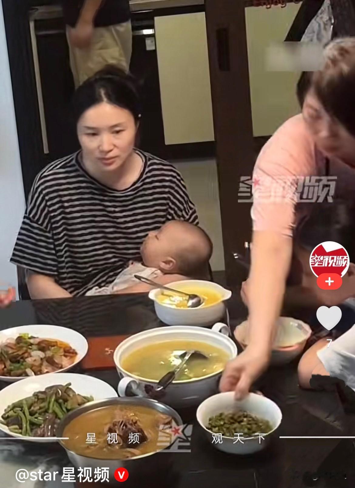 近日，重庆一户人家的饭桌日常，悄悄治愈了无数人，仅仅几个温柔的小动作，就诠释了最
