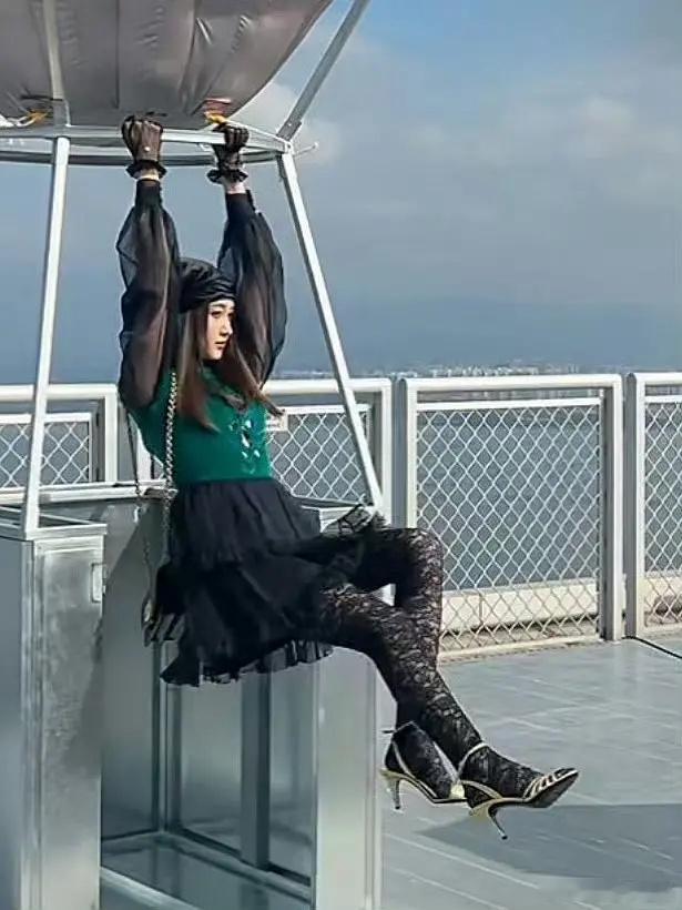 关晓彤真的也是丑的出奇，这是比美比不过开始比丑了 ​​​