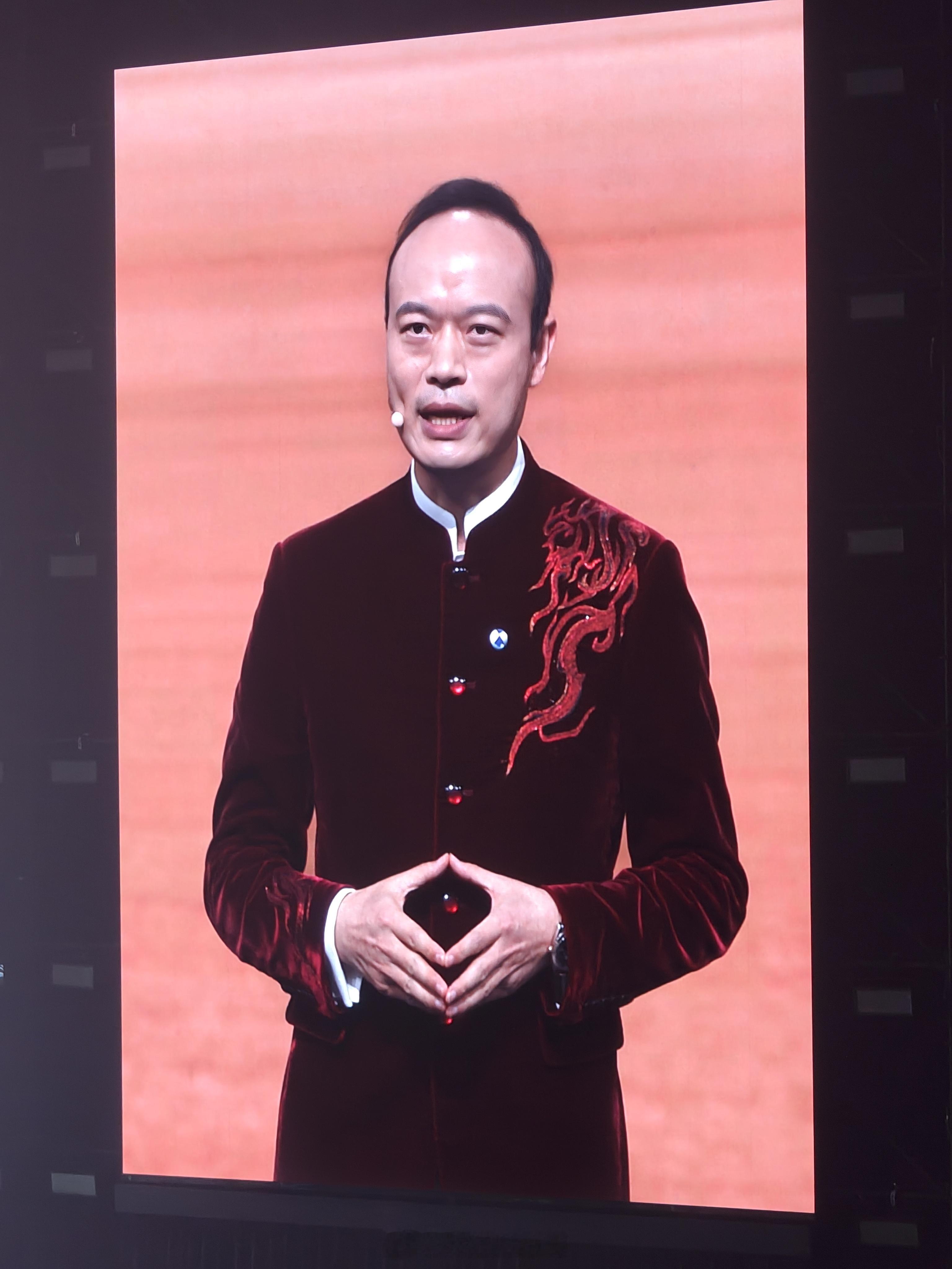 腾势李慧总今天这件衣服很帅，跟本次发布会超级搭，然后跟待会上场的王力宏风格又很配