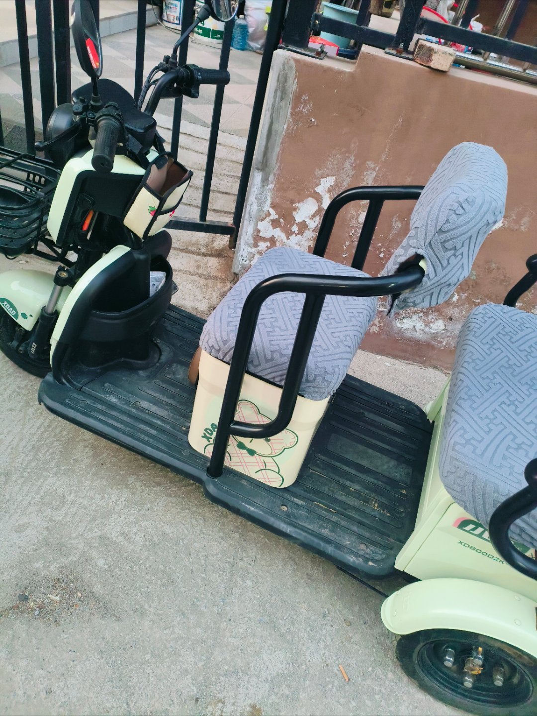 今天礼拜天，暖气也在今天关，还下着雨，怎么就都对这一天啊！我还有好多事没干呢？愁