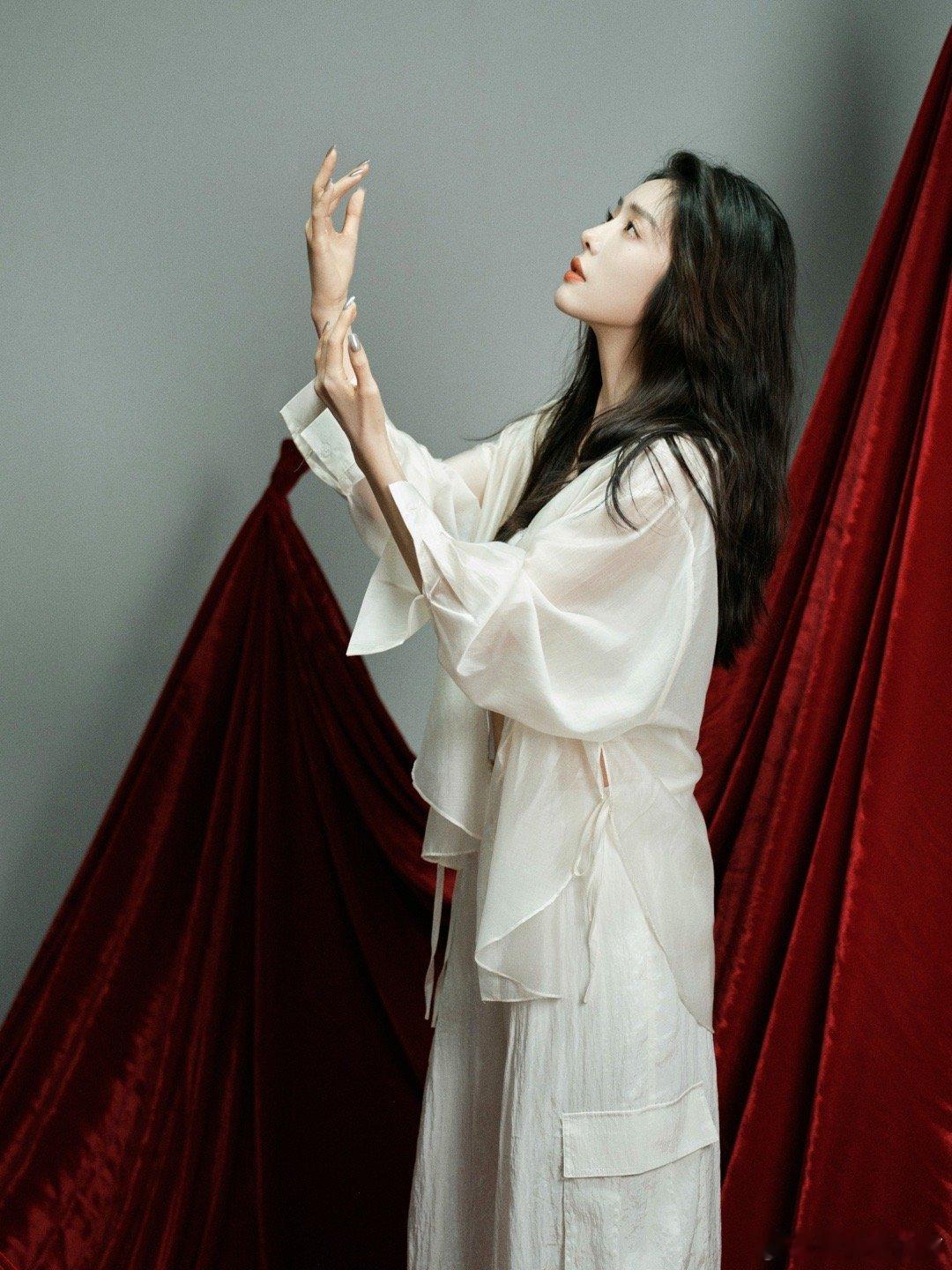 #蔡文静白月光造型#诚邀大家一起来感受一下蔡文静在这个造型之下的杀伤力，对于这样