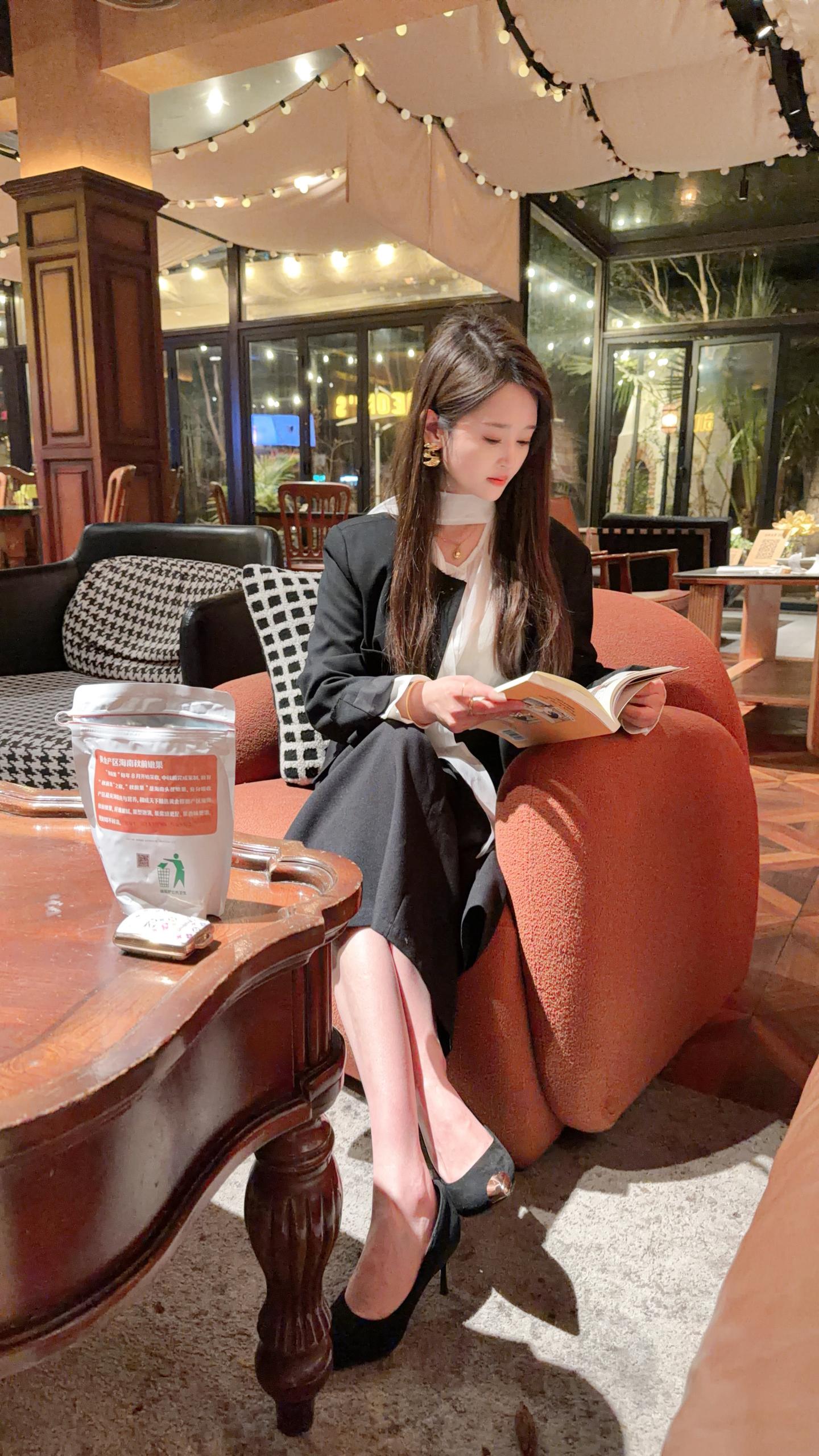 后来我拼命挣钱 哪怕挣的是小钱都是我的保障和底气 就算步伐很小 也是在...