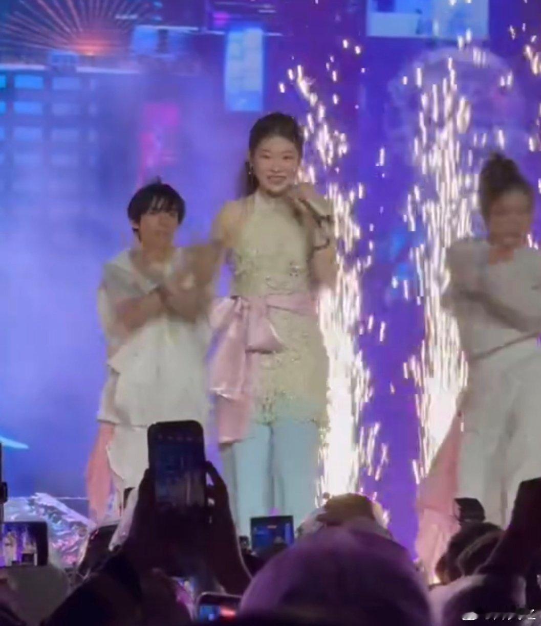 小沈阳音乐节带女儿上班小沈阳带女儿沈佳润亮相音乐节，他稳场有老炮儿感，女儿登台惊