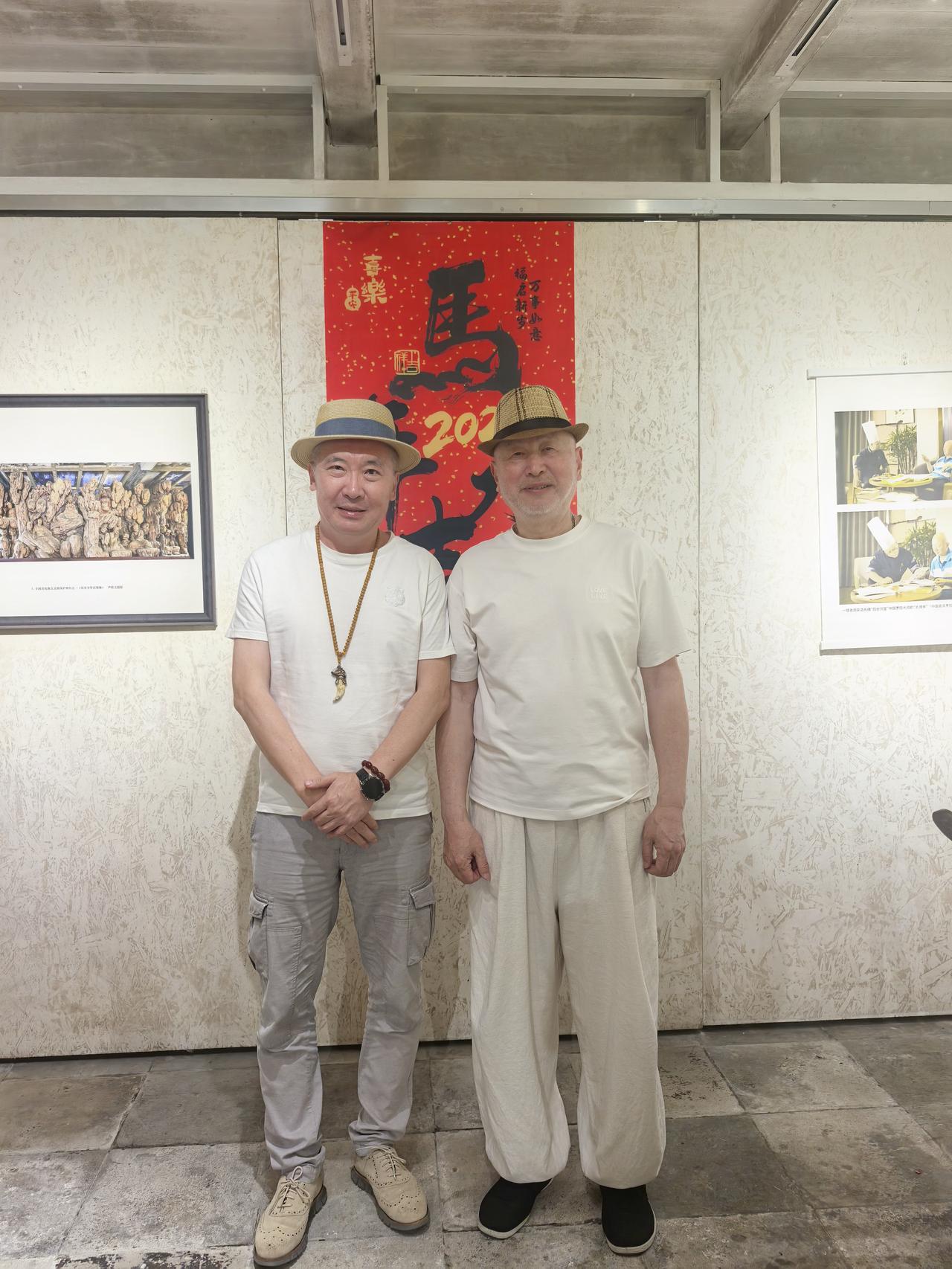 哇！广州的杜先生，来江南公干，特专程到甪直古镇探班一怪，您能喊出他的姓名吗？[呲