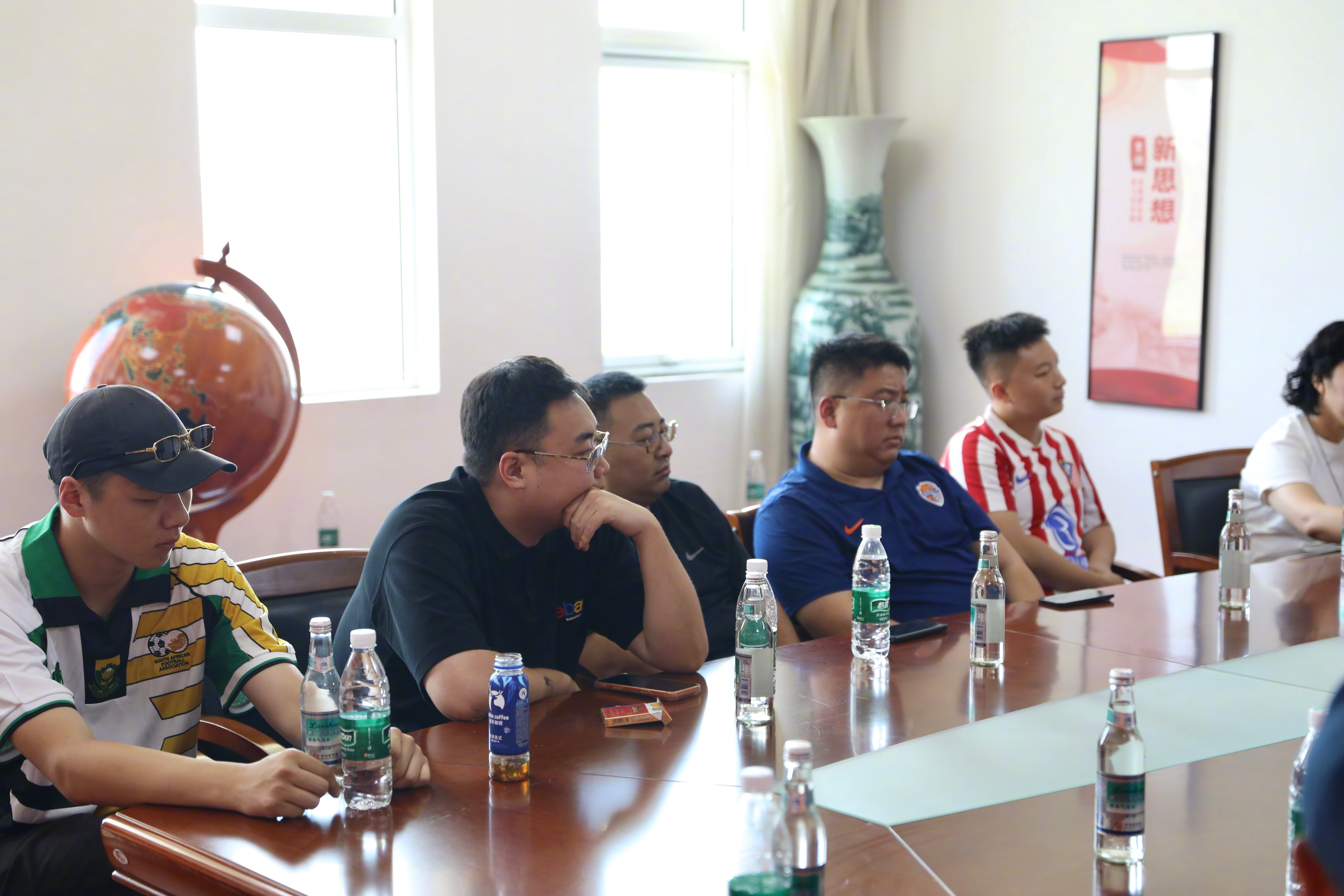 凝心聚力 坚定保级决心！俱乐部召开球迷、媒体恳谈8月5日、6日，青岛海牛足球俱乐
