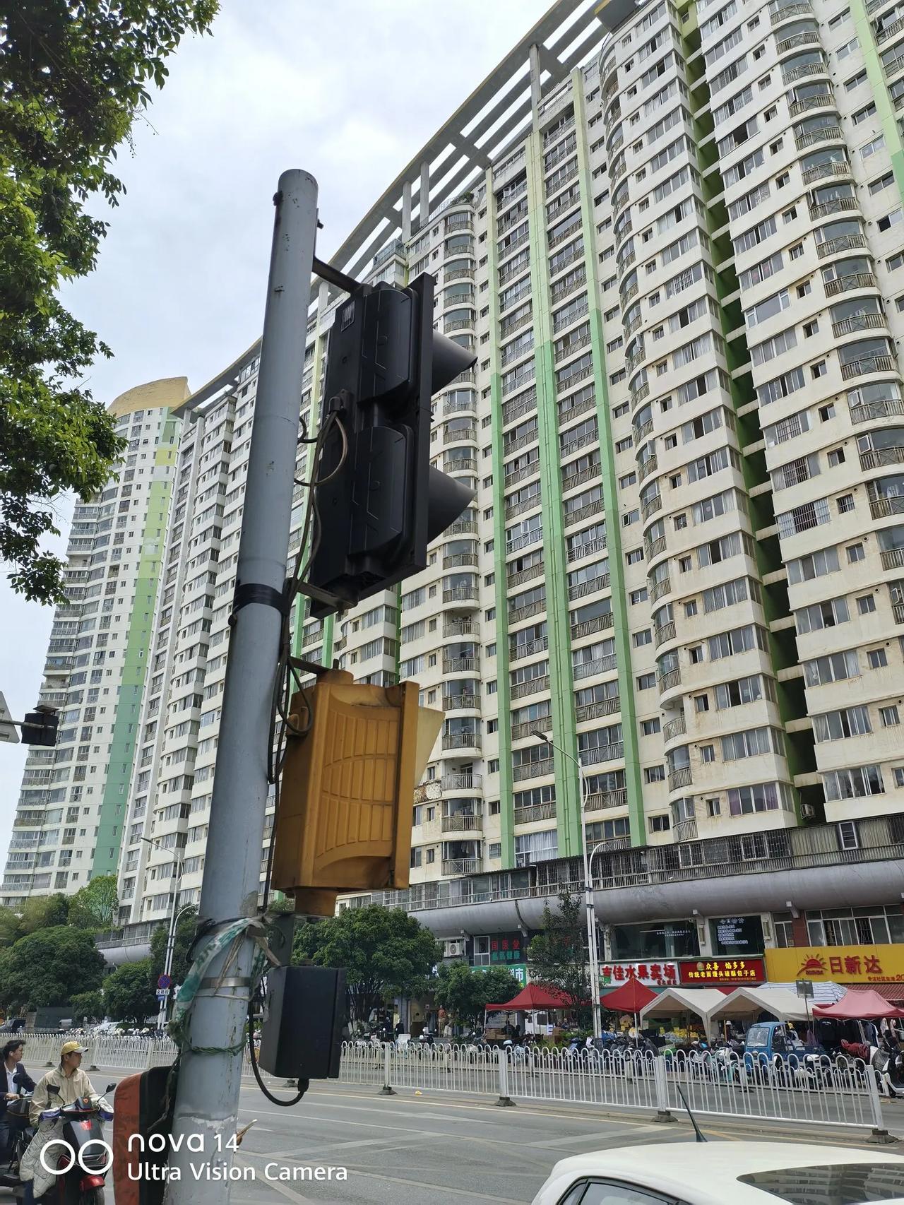 昆明北市区春之城，感觉好大，一个小区就是一座小城。下面商铺热闹得很，还有个不小的