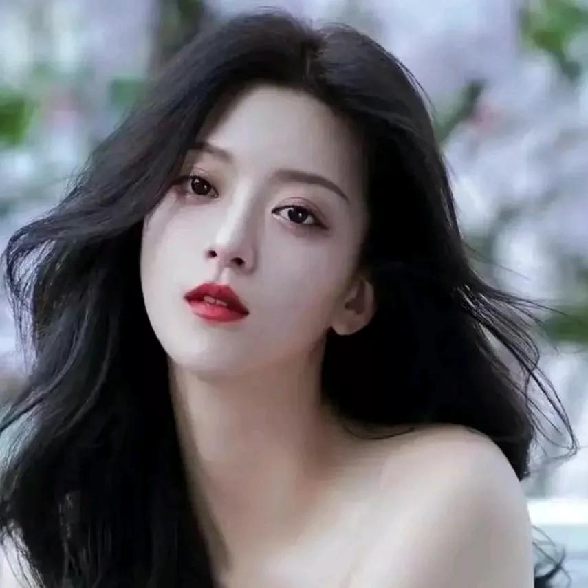 温柔如水的少女，红唇微启，如梦如幻。甜颜倩影 红唇佳人 古韵初恋佳人 星星点点邀