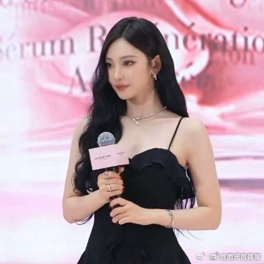 宁艺卓说回到国内宁艺卓反应好快 反应快又有礼貌，没有打断主持人，顺势温柔更正表述