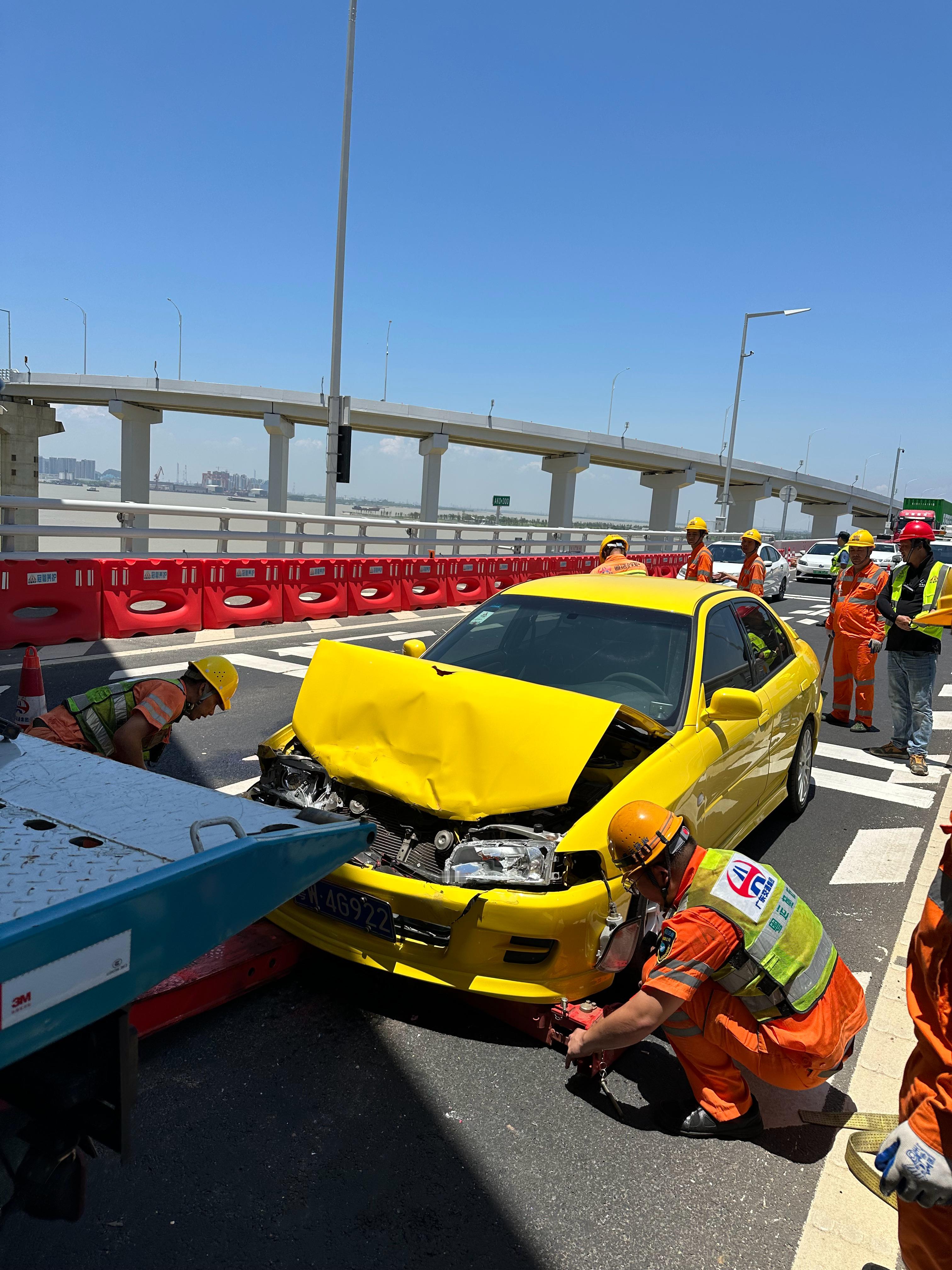 事故已经隔了一段时间，我现在已经不心痛了！问：“撞成这样你会选择修复还是直接报废