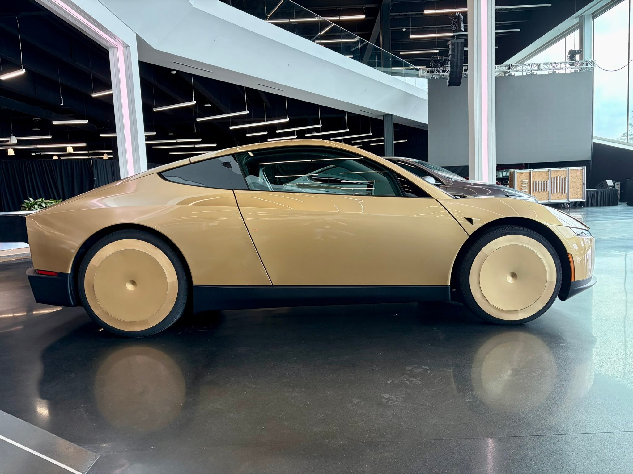 特斯拉得州工厂生产的第一辆量产版Cybercab 