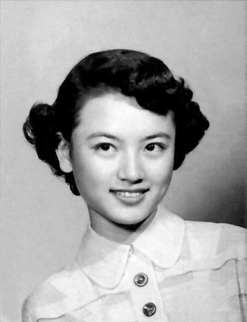 照片上的女明星叫石慧，当时香港影坛有三公主，她是长城二公主。
 
可能大家对夏梦