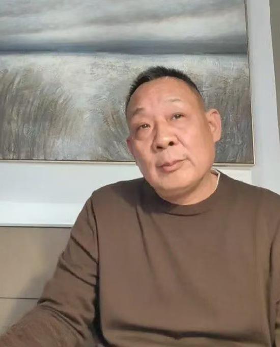 早就知道老于不会这么甘心退休，于东来出生于1966年，今年才刚60岁，而且他的孩