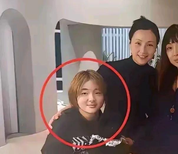 这闺女跟爸爸太像了！

两口子其实很有夫妻相的

年轻时男的帅，女的靓

男的帅