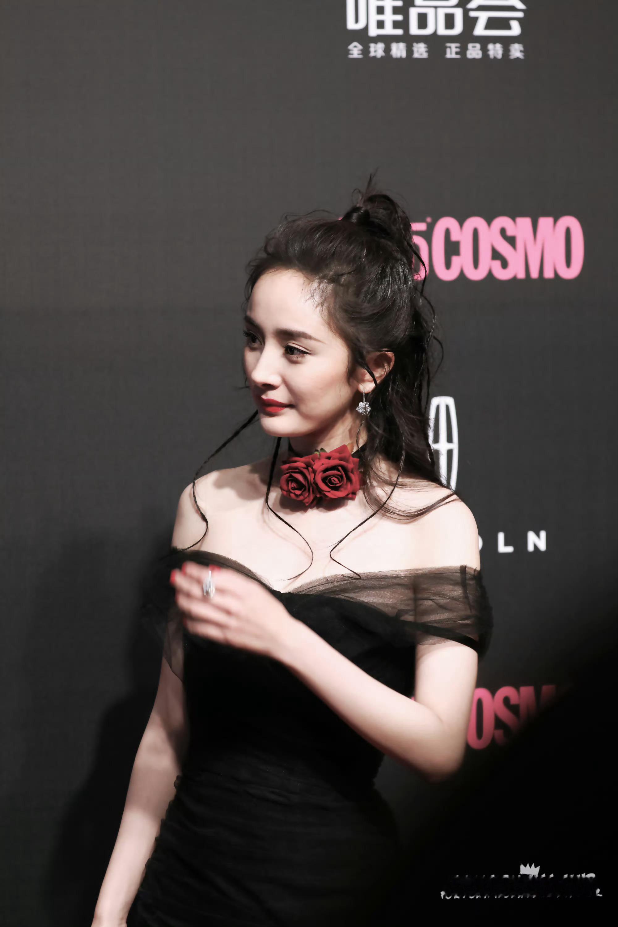 杨幂米兰偶遇杨幂聚餐杨幂李现Prada看秀出发图prada2027春夏女装时装秀