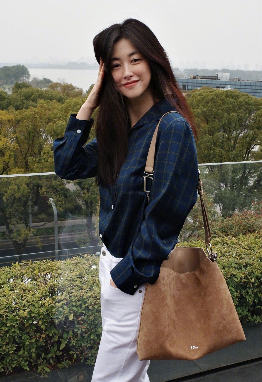 朱珠素颜满40减20天呐朱珠直接素颜拍出发图，还自嘲偷懒，这状态哪里像40+，明