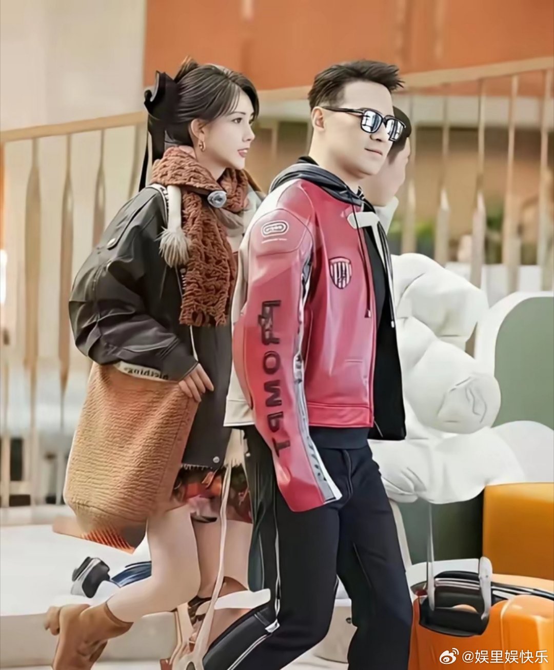 汪峰变帅了！也变年轻了！还是小的老婆好，自己也跟着粉嫩。汪峰的女人们真是无缝对接