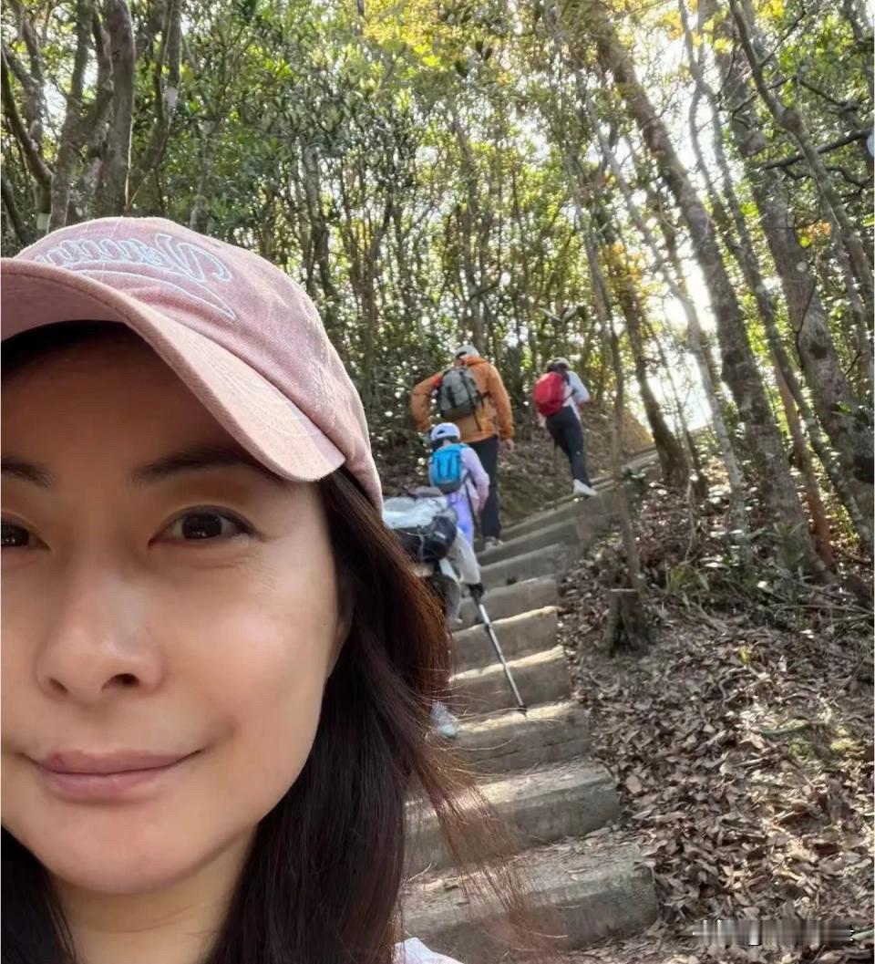 郭晶晶与霍启刚带娃爬山！素颜现身怼脸拍照，状态真实真接地气！[比心][比心][福