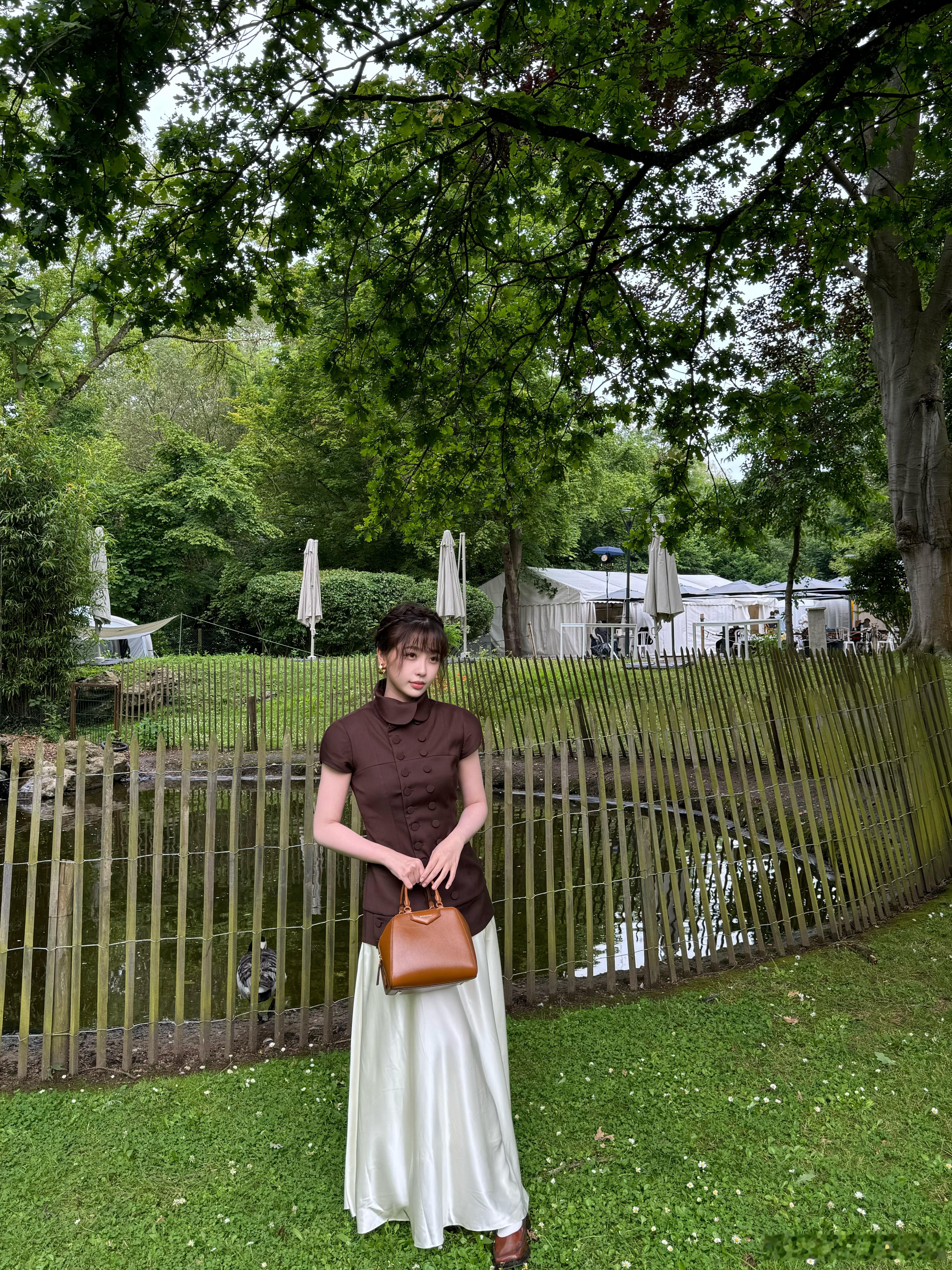 #虞书欣露肩长裙##虞书欣财阀大小姐既视感# 虞书欣真的是美的化身！她的漂亮脸蛋