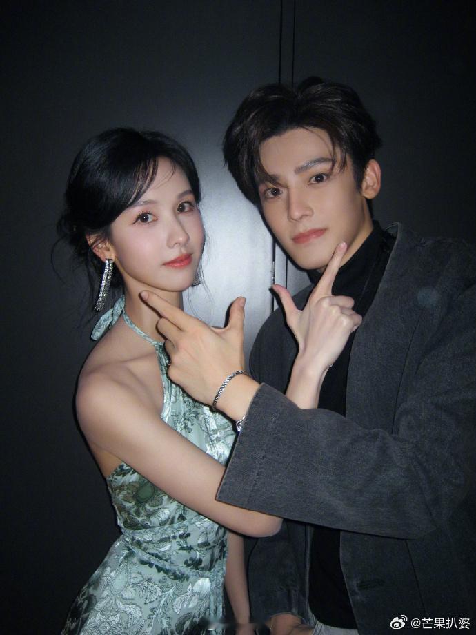 #陈都灵侯明昊肤色差#陈都灵和侯明昊的肤色差真的好萌！在比八合照中，一黑一白，对