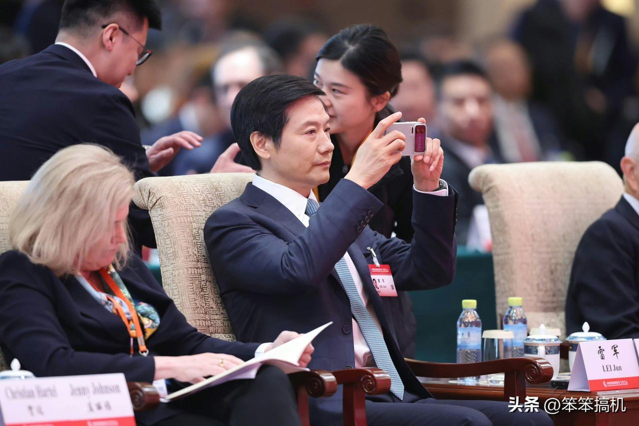 雷军的手机背屏：逆天改命！！！

好一个正是闯的年纪，雷总这也太拼了[允悲] ​