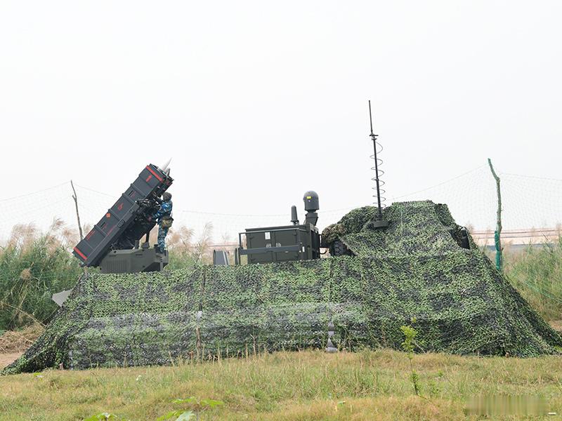 越军从以色列购入的SPYDER地空导弹系统，清晰可见怪蛇5短程弹和德比中程弹：越