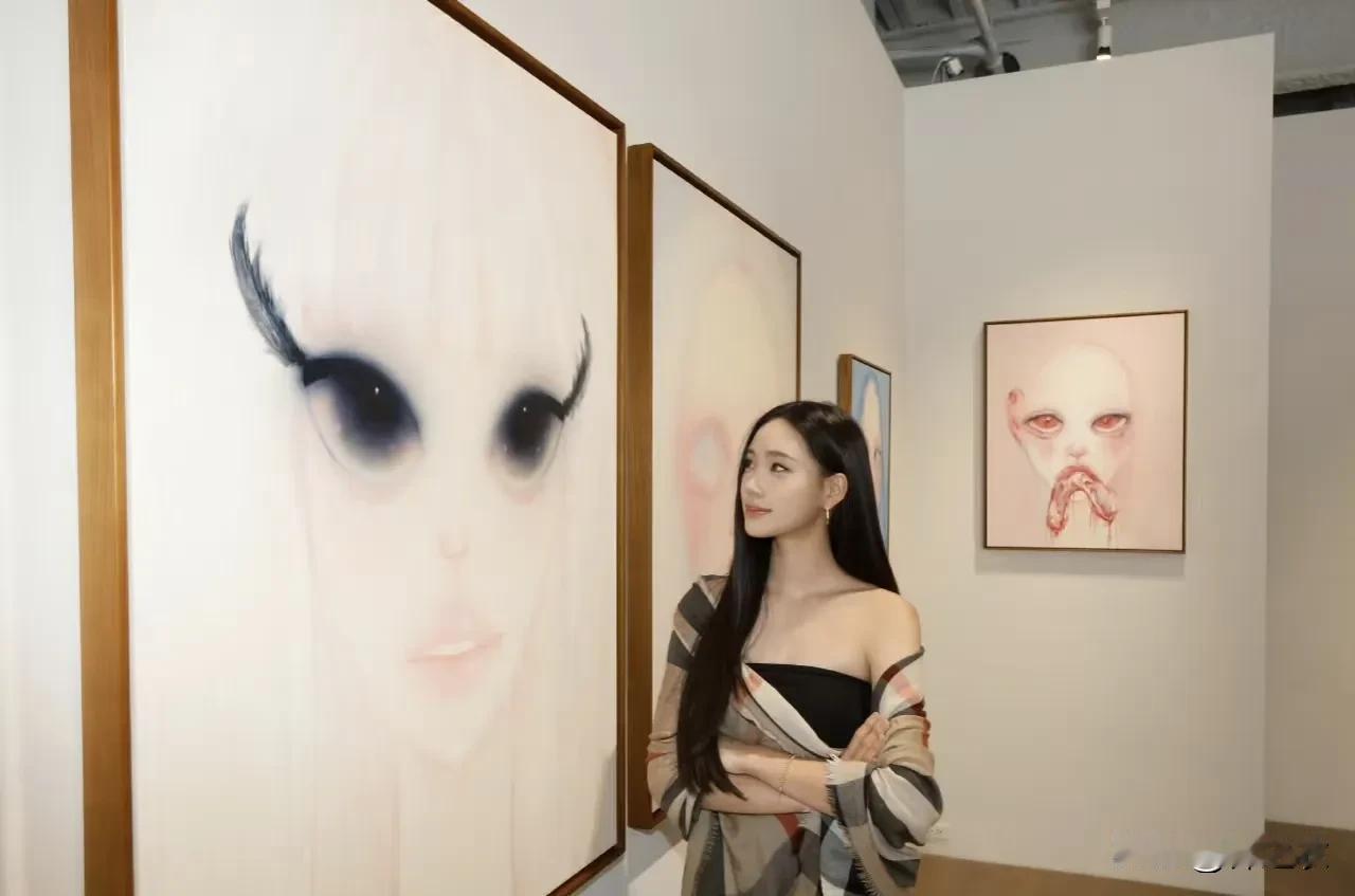 有人说，许韶恩的画有点诡异，但我看过许韶恩的访问，小姑娘说，这些画的灵感来自妈妈