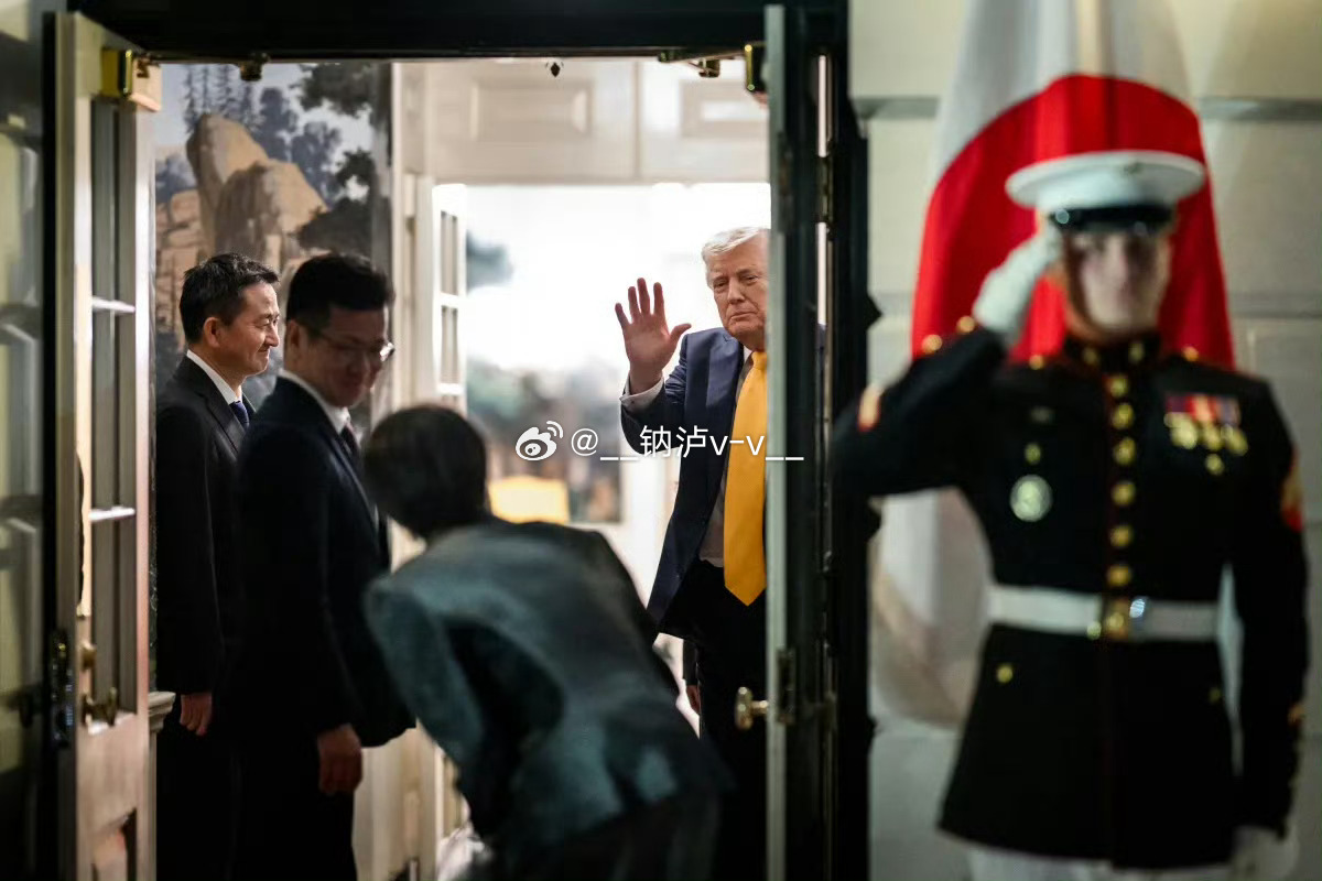 只能说这届日本首相很像跳梁小丑，被羞辱成那样了还要赔笑脸。还得是老美来收拾她。 