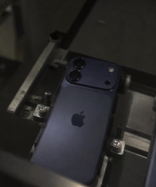 iPhone18外观曝光 这事吧，其实转过来想一想也是好事：因为标准版采用这个大