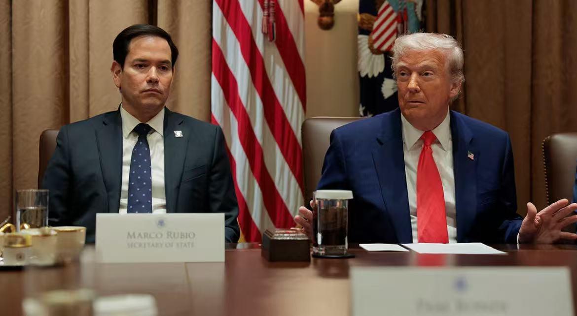 很多人还在看热闹
根本没意识到背后的这盘棋有多凶险。
​摊开地图看看吧，伊朗一旦