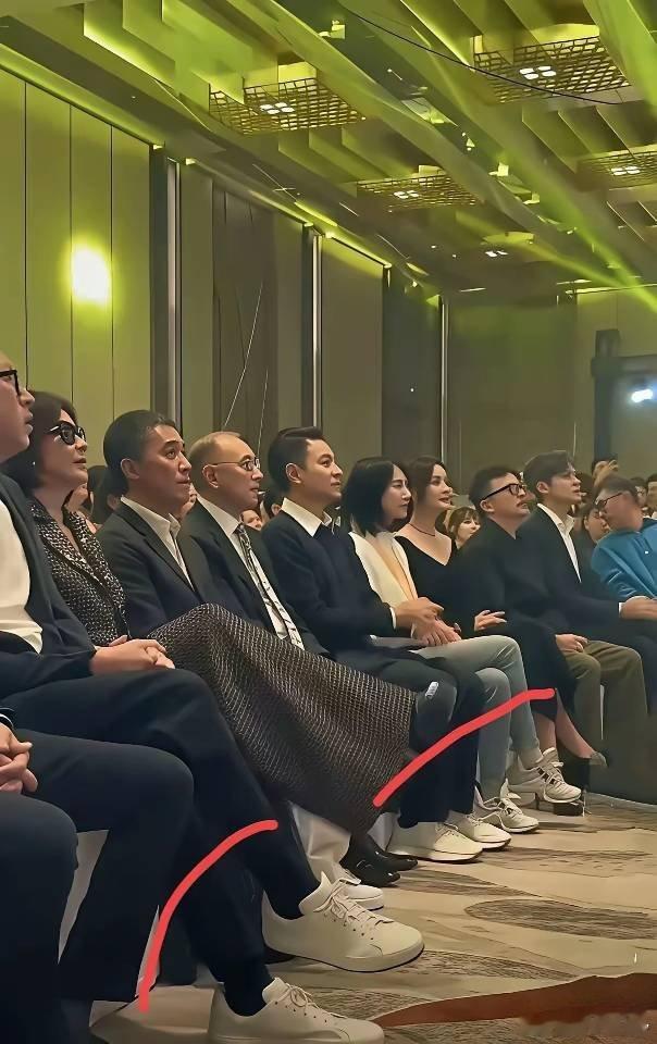 现在穿皮鞋的人，越来越少了，主要原因在于，虽然皮鞋穿上好看，但舒适性不如运动鞋，