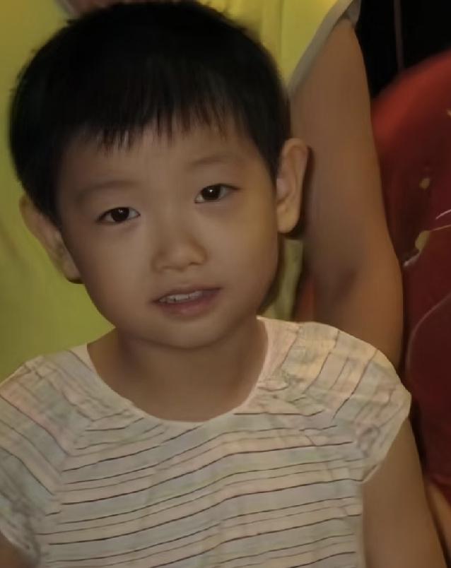 孙颖莎不但球打的好，面相长的也舒服。
尤其那对满带福气的耳朵，很引人注目。
俗话