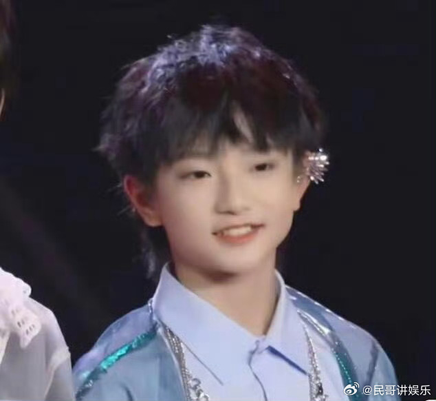 铠甲勇士热播时穆祉丞才两岁 看到他穿帝皇侠战衣，突然算清年龄差！两岁的他该是肉嘟