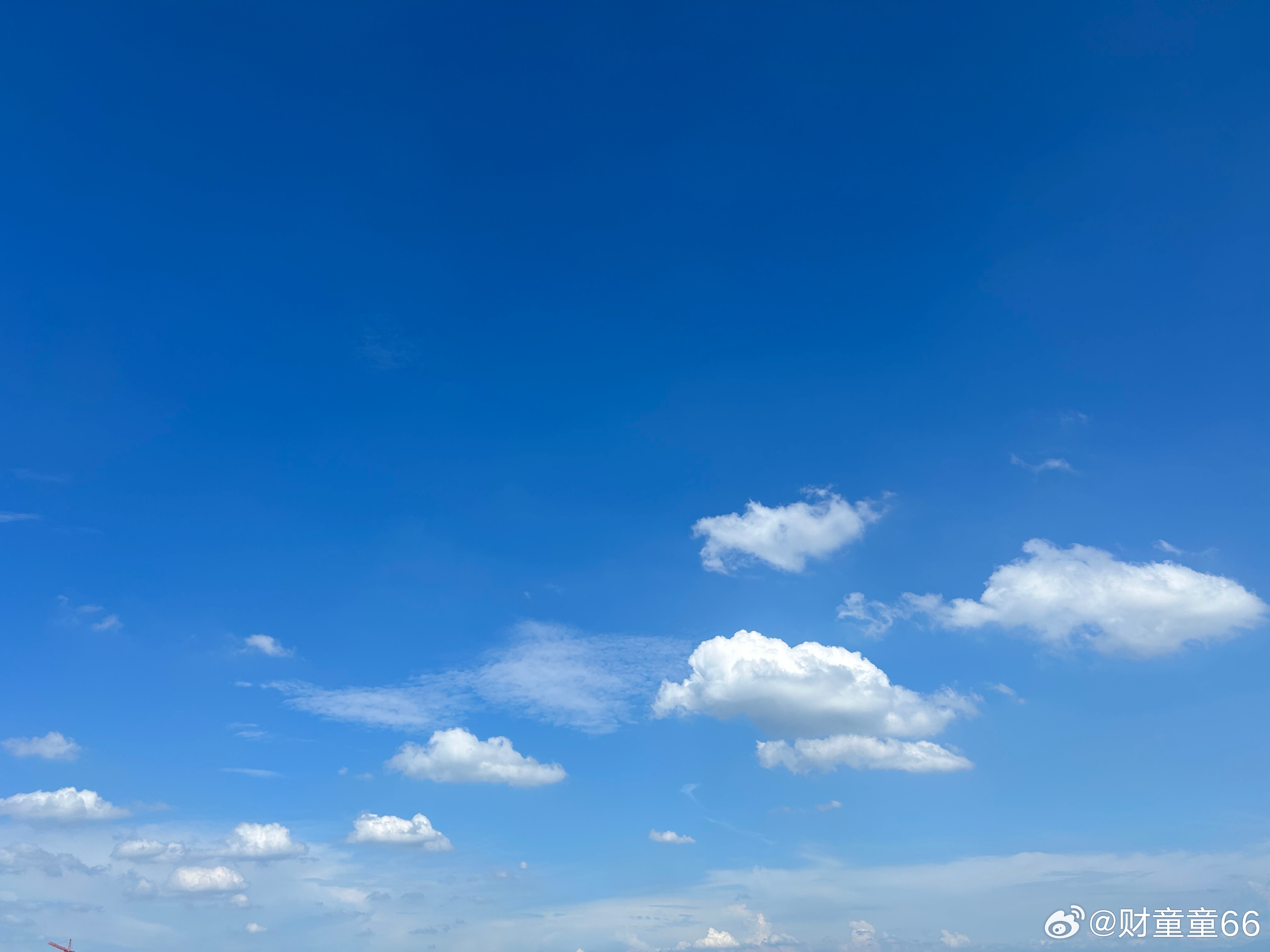 刚去逛了趟华润万家，买点水喝。好久没去过超市，感觉服务员比消费者多，大超市周末晚
