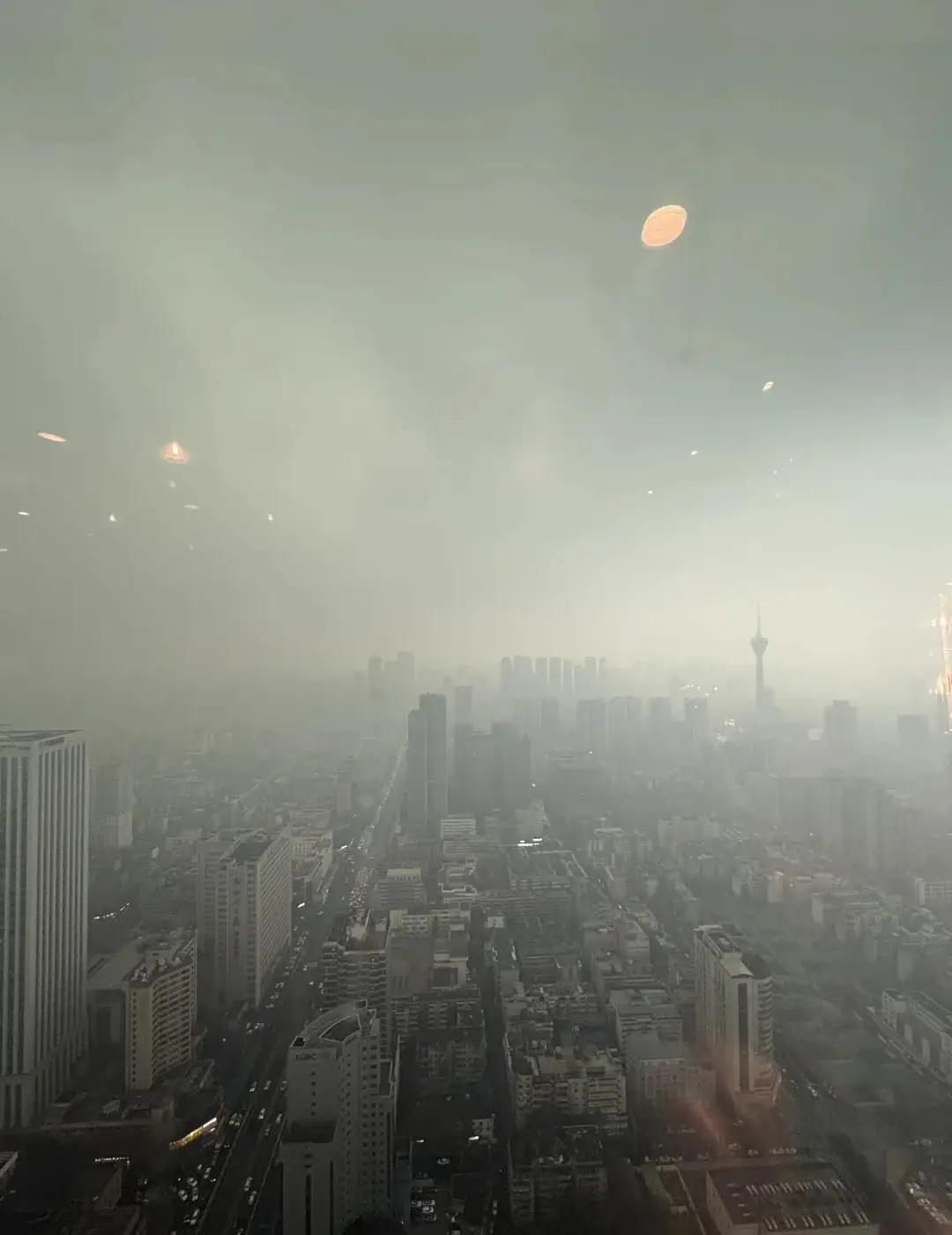 起雾不一定就是雾霾，因为成都最近几天都是雨天天气，随着气温的逐步下降，这种雨雾短