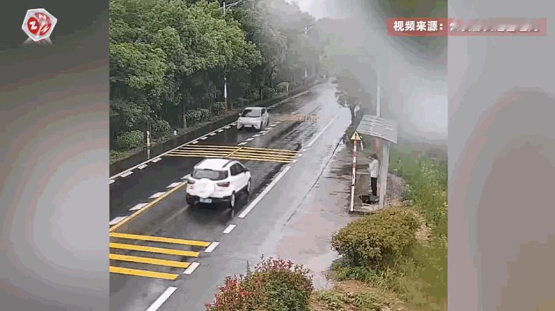 悲剧还是发生了！近日，浙江长兴，一辆轿车在行驶时因为不满前面的轿车速度太慢，竟在