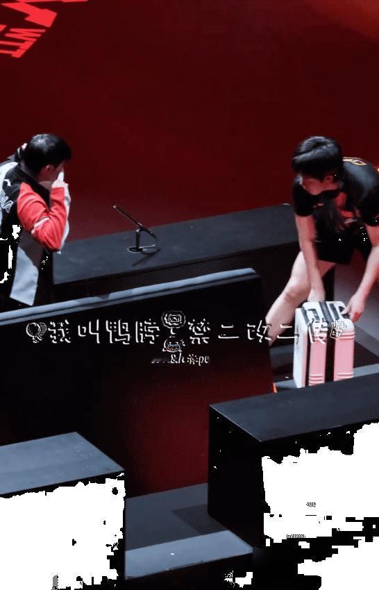 莎莎这是学聪明了，用条毛巾遮挡住和哥哥说了一句话，应该是让哥哥帮她拿瓶子。
哥