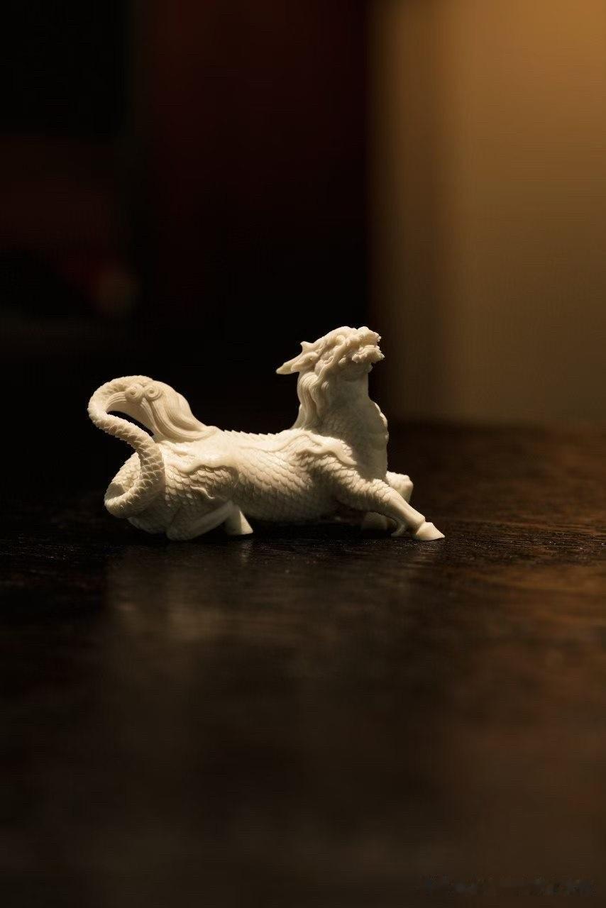 小中见势，静中藏威。

鹿角天然肌理与手工雕刻相互交融，一尊麒麟伏身蓄力，龙首微