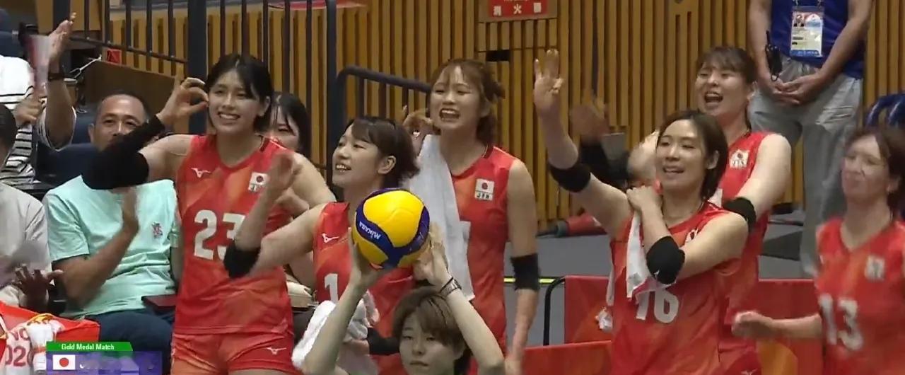 日本女排彻底尴尬了！
第三局10:2领先中国女排，日本场上球员、主教练以及替补席