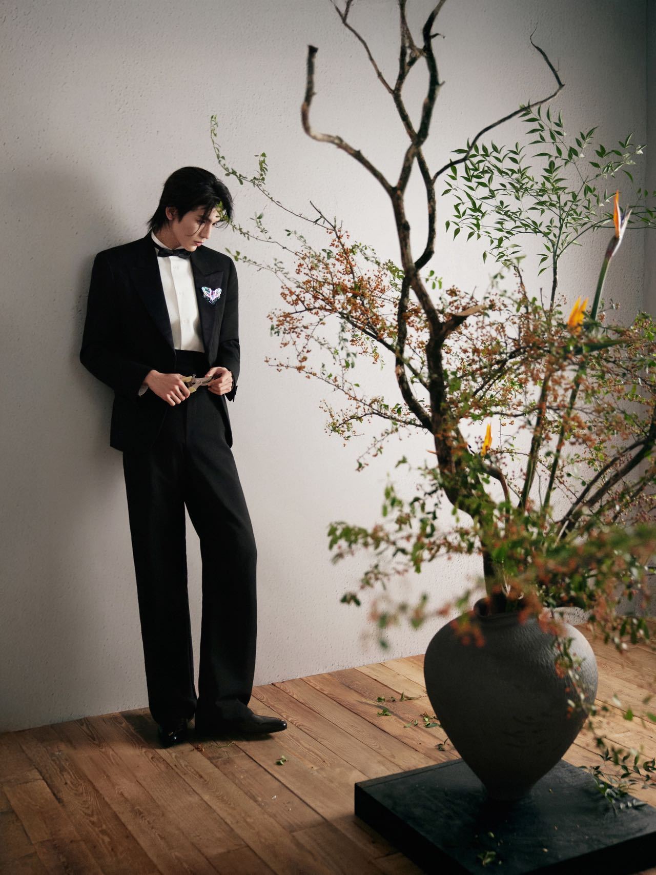 张凌赫体验中式插花张凌赫vogue出发图的创意好有意义，置身袁氏瓶花艺术之中，与
